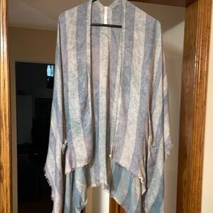 Cardigan - Over the shoulder with pockets